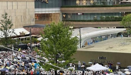成都今日雷暴雨天气，仍有大量球迷聚集在万象城等待詹姆斯